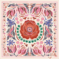 Foulard en soie rose avec motif floral symétrique et fleur centrale, finition roulottée