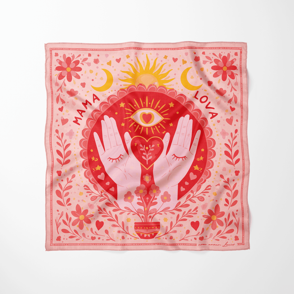Foulard illustré Mama Lova avec mains formant un cœur, soleil et motifs floraux rouge et rose