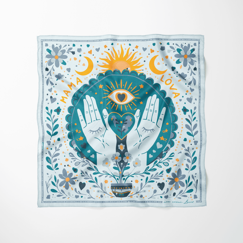 Foulard illustré Mama Lova avec mains formant un cœur, soleil et motifs floraux bleu et ocre