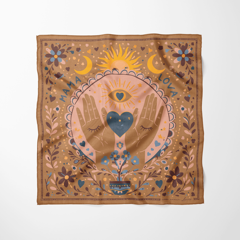 Foulard illustré Mama Lova avec mains formant un cœur, soleil et motifs floraux marron, rose et bleu