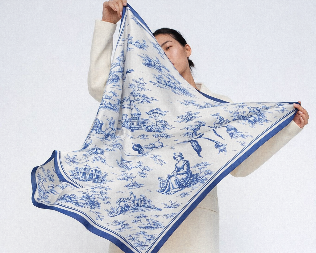 Femme portant un carré de soie personnalisé toile de jouy bleu – Maison Edouard, foulard soie sur mesure